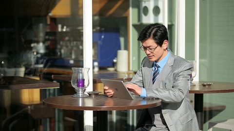 Um cristão usa um tablet para ver mitos