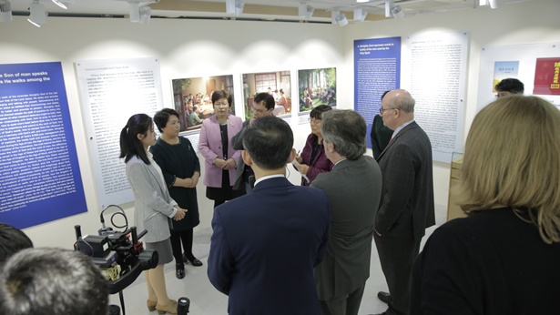 Estudiosos ocidentais se reúnem em Seul para a première da exposição de fotografias da Igreja de Deus Todo-Poderoso