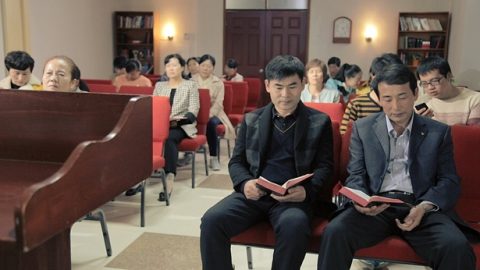 Pergunta 1: Nos últimos anos, sentimos uma crescente desolação em nossa igreja. Perdemos a fé e o amor que tínhamos no princípio e nos tornamos mais fracos e mais negativos. Até nós, pregadores, às vezes nos sentimos obscurecidos e não sabemos o que falar. Sentimos como se tivéssemos perdido a obra do Espírito Santo. Também procuramos em toda parte por uma igreja com a obra do Espírito Santo, mas toda igreja que vemos é tão desolada quanto a nossa. Por que todas as denominações estão passando fome?