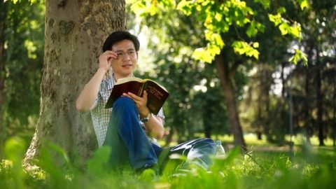 Um cristão está lendo