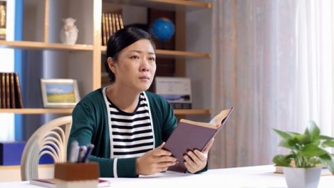 A cristã está ponderar a palavra de Deus